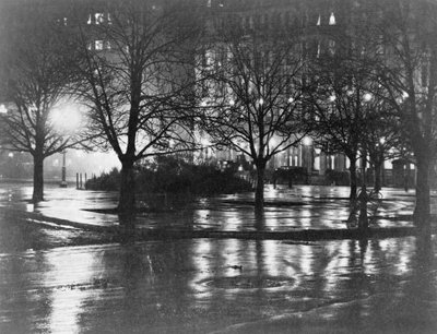 Reflexões, noite, Nova Iorque, c.1898 (fotogravura) de Alfred Stieglitz