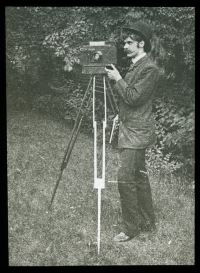Autorretrato com câmera, tripé e pistola de Alfred Stieglitz