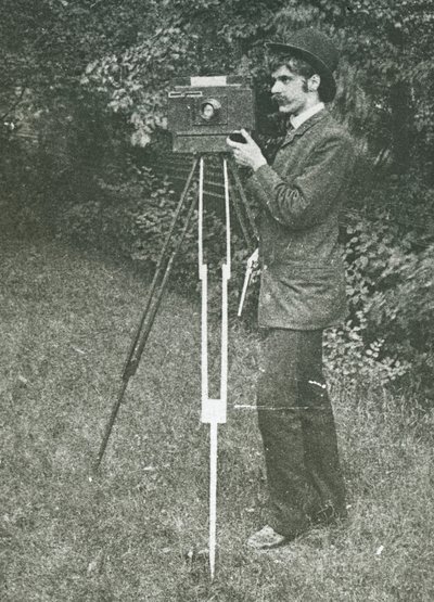 Autorretrato com câmera, tripé e pistola, 1886. de Alfred Stieglitz