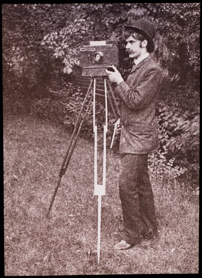 Auto-retrato com câmara, tripé e pistola de Alfred Stieglitz