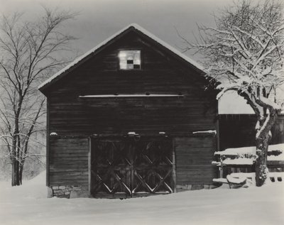 O Celeiro Preto e a Neve Branca de Alfred Stieglitz