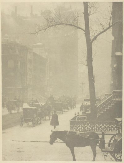 The Street, Fifth Avenue, 190001, impresso em 190304. de Alfred Stieglitz
