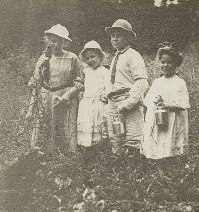 Sem título (Flora, Elizabeth, Howard & Kitty no campo de Lake George) de Alfred Stieglitz