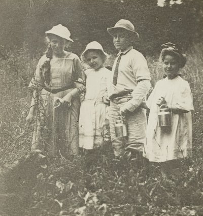Sem título Flora, Elizabeth, Howard & Kitty no campo de Lake George, 190305. de Alfred Stieglitz