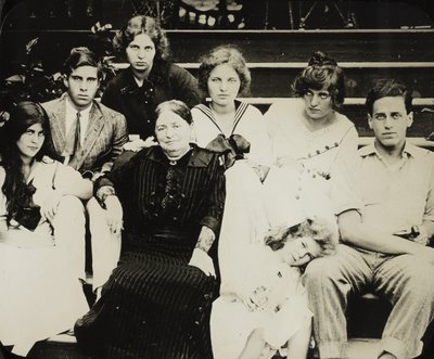 A mãe de Stieglitz sem título, Hedwig, com netos nos degraus de Oaklawn, c. 1916. de Alfred Stieglitz