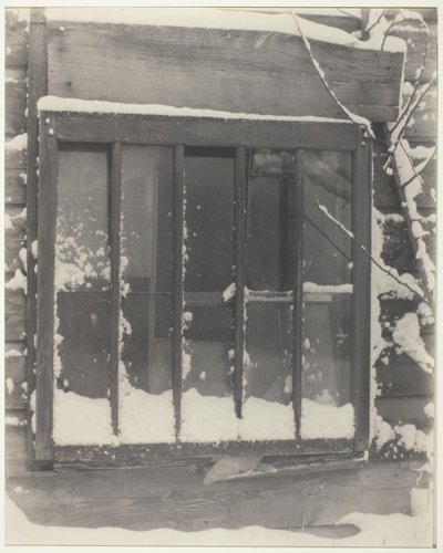 Janela: Madeira, Vidro, Neve de Alfred Stieglitz