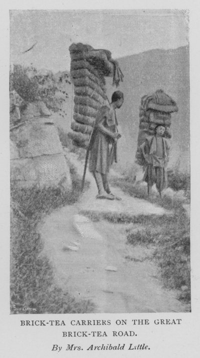 Transportadores de tijolos na estrada Great Brick-Tea (foto a p/b) de Alicia Little