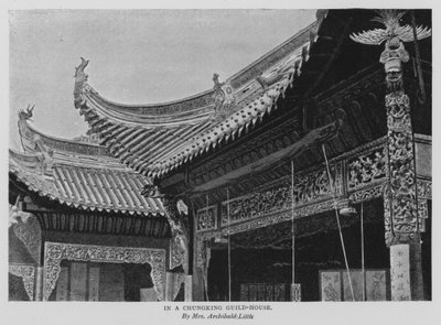 Em uma Chungking Guild-House (foto a p/b) de Alicia Little
