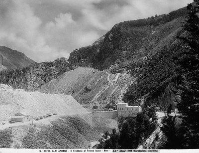 Monte Freddone no trecho Iacco nos Alpes Apuane em Arni (LU) com as pedreiras de mármore (foto a p/b) de Fratelli Alinari