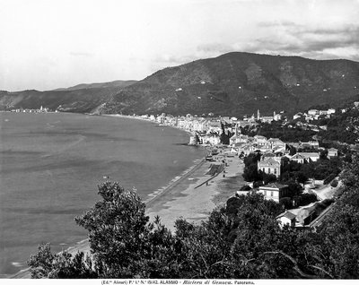 Vista panorâmica da Cidade de Alassio, Província de Savona, c.1915-20 (foto a p/b) de Fratelli Alinari