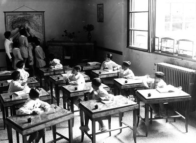 Villa Rosa Maltoni Mussolini: meninos numa sala de aula (foto a p/b) de Fratelli Alinari