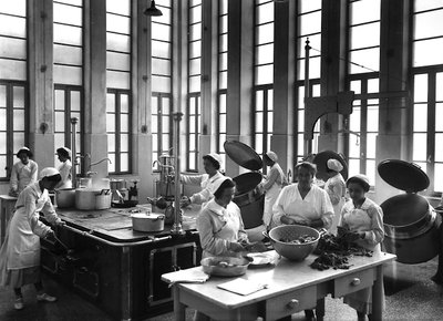Villa Rosa Maltoni Mussolini: cozinheiros preparando refeições (foto a p/b) de Fratelli Alinari