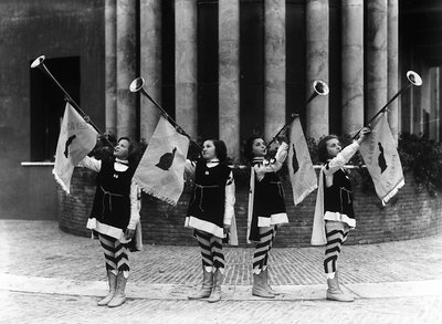 Villa Rosa Maltoni Mussolini: grupo de moças vestidas de page boys (foto a p/b) de Fratelli Alinari
