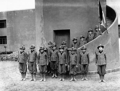 Villa Rosa Maltoni Mussolini: retrato de crianças usando uniformes militares friulanos (foto a p/b) de Fratelli Alinari