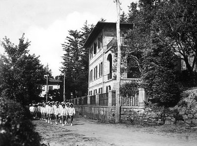 Villa Rosa Maltoni Mussolini: jovens estudantes do sexo feminino em passeio (foto a p/b) de Fratelli Alinari