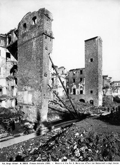 Segunda Guerra Mundial: os escombros da Via Por Santa Maria com as Torres dos Baldovinetti e Amidei em Florença, após o bombardeio. Esta fotografia fazia anteriormente parte da Colecção Brogi, mas agora pertence à Colecção Alinari (foto a p/b) de Fratelli Alinari