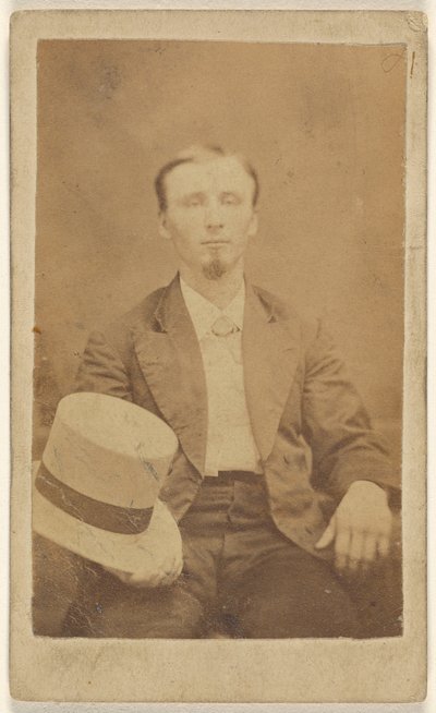 [Homem não identificado com barbicha sentado, segurando uma cartola de cor clara no joelho] de Alphesu M. Lyons