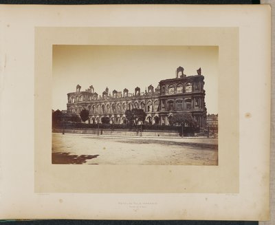 Câmara Municipal incendiada. Fachada do Cais. de Alphonse J. Liébert