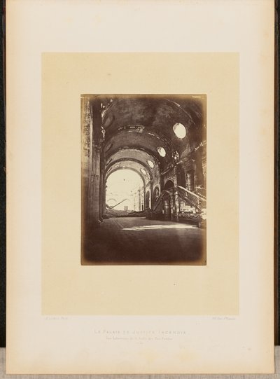 O Palácio da Justiça em chamas. Vista interior da Salle des Pas-Perdus. de Alphonse J. Liébert