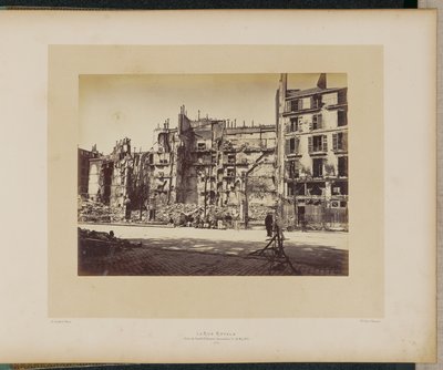 A Rue Royale (na esquina com o Faubourg Saint-Honoré) incendiada a 24 de maio de 1871. de Alphonse J. Liébert