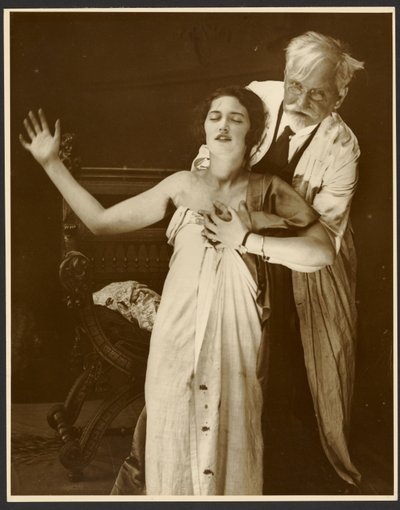 [Alphonse Mucha em traje com a filha Jaroslava como modelo para o cartaz, "De Forest Phonofilm", o primeiro "talkie" exibido no cinema Bio Adria (Praga), Zbiroh, Boémia]. de Alphonse Maria Mucha