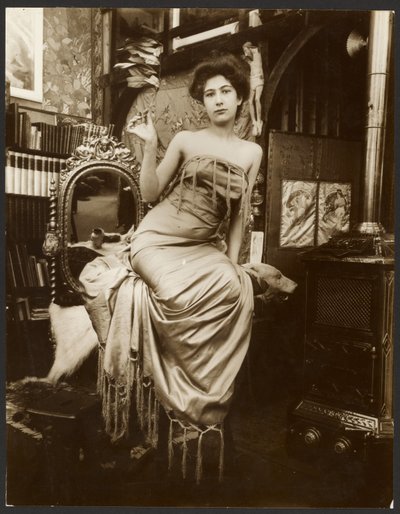 [Modelo feminino segurando um ramo de louro, Paris]. de Alphonse Maria Mucha
