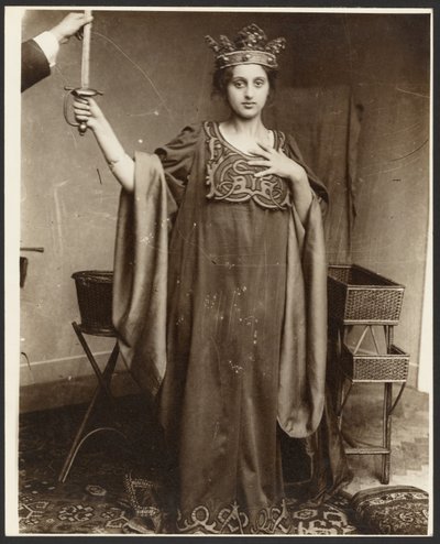 [Modelo feminino com coroa e espada na mão] de Alphonse Maria Mucha