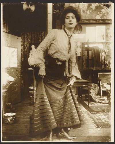 [Modelo feminino com blusa às riscas e vestido comprido, Paris] de Alphonse Maria Mucha