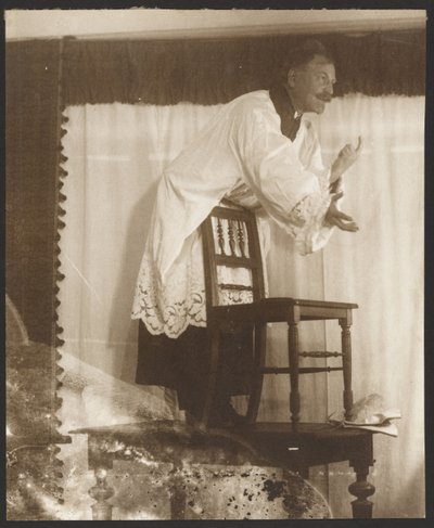 [Autorretrato de Alphonse Mucha posando como "Jan Jus" para o seu quadro "Mestre John Juss pregando na capela de Belém" (1916), do ciclo "Epic of the Slavs Cycle, Zbiroh, Bohemia"]. de Alphonse Maria Mucha