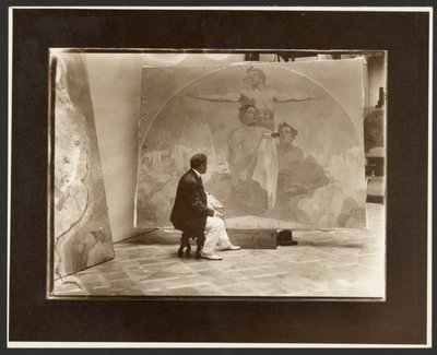 [Autorretrato de Alphonse Mucha a trabalhar na obra "Lunette, Through Strength to Liberty, Through Love to Unity!" para a Câmara Municipal de Praga] de Alphonse Maria Mucha