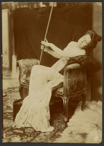 [Mulher a modelar num banco]. de Alphonse Maria Mucha