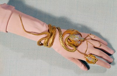 Pulseira e anel do comediante Henriette Rosine Bernard chamado Sarah Bernhardt (1844-1923). Dirigido por Fouquet Michot. Século XIX. Coleção particular de Alphonse Mucha