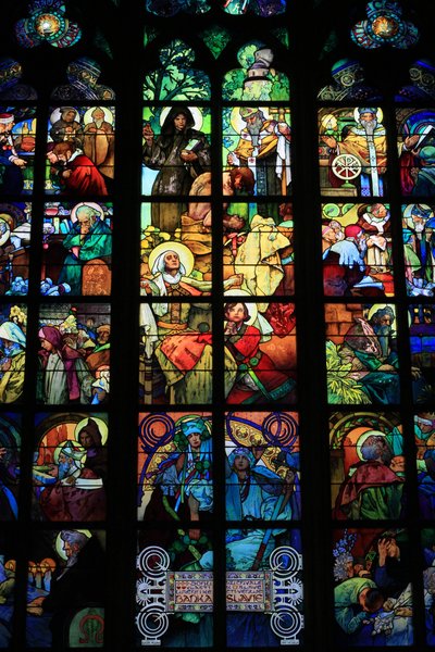 Detalhe de um vitral, Vida dos Santos Cirilo e Metódio, Catedral de São Vito, Venceslau e Adalbert, Praga, República Checa (vitral) de Alphonse Mucha