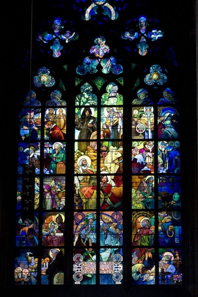 Vidro manchado por Alphonse Mucha (Alphons) (1860-1939) na Catedral de Saint Guy, em Praga, República Checa. Fotografia 2009 de Alphonse Mucha