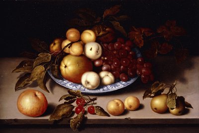 Pêssegos, maçãs, damascos e uvas em uma tigela Wanli Kraak Porselein com cerejas, peras, damascos e uma maçã em uma borda, de Ambrosius the Elder Bosschaert