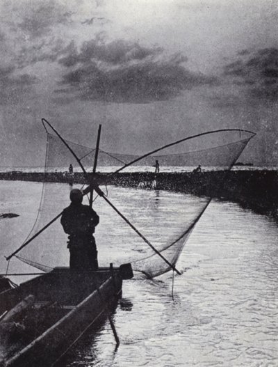Um pescador japonês desenhando sua rede (foto a p/b) de American Photographer (after)