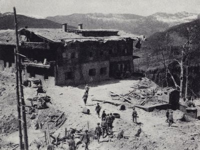 Tropas americanas e francesas inspeccionam as ruínas do retiro do líder nazi Adolf Hitler em Berchtesgaden, nos Alpes da Baviera, Segunda Guerra Mundial, maio de 1945 (fotografia a preto e branco) de American Photographer (after)