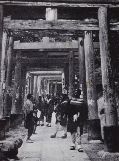 Uma aproximação ao Templo Shinto de Inari (foto a p/b) de American Photographer (after)