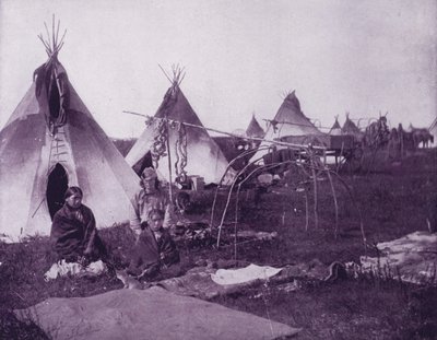 Um acampamento de índios Sioux, Dakota (foto a p/b) de American Photographer (after)