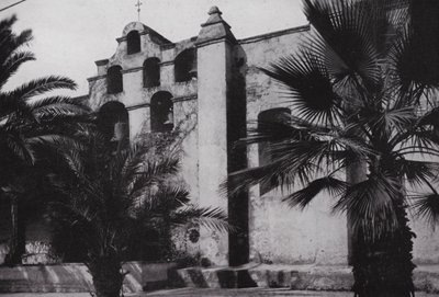 Califórnia: Sinos da Missão San Gabriel, fundada em 1771, nas encostas dos contrafortes cobertos de papoila perto de Pasadena (foto a p/b) de American Photographer (after)