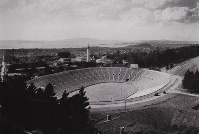 Califórnia: Berkeley, Estádio Memorial da Universidade da Califórnia, 75.000 lugares (foto a p/b) de American Photographer (after)