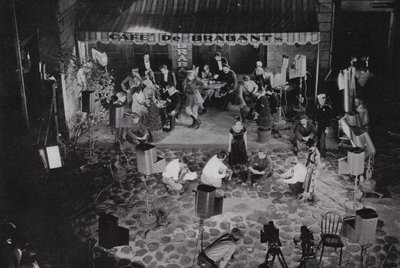 Califórnia: Hollywood, Um "filme" em produção em um dos muitos estúdios cinematográficos perto de Los Angeles (foto a p/b) de American Photographer (after)