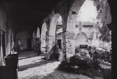 Califórnia: Missão San Juan Capistrano, fundada em 1776, ao sul de Los Angeles (foto a p/b) de American Photographer (after)