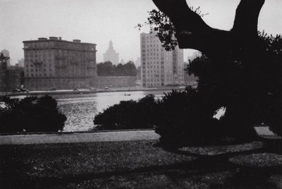 Califórnia: Oakland, Lago Merritt, no coração da cidade, rodeado por grandes edifícios e muitas casas bonitas (foto a p/b) de American Photographer (after)