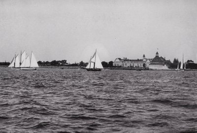 Califórnia: San Diego, Hotel Del Coronado na Baía de San Diego, um dos lugares de prazeres mais preferidos da Califórnia durante todo o ano (foto a p/b) de American Photographer (after)