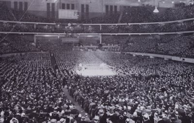 Chicago: Interior do Estádio de Chicago durante uma Exposição de Boxe (foto a p/b) de American Photographer (after)