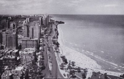 Chicago: Sheridan Road e Oak Street Beach, Looking North from Drake Hotel (foto a p/b) de American Photographer (after)