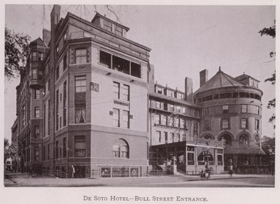 De Soto Hotel, Bull Street Entrance (foto a p/b) de American Photographer (after)