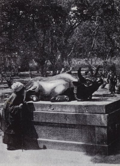Mulher devota acariciando um touro de bronze (foto a p/b) de American Photographer (after)