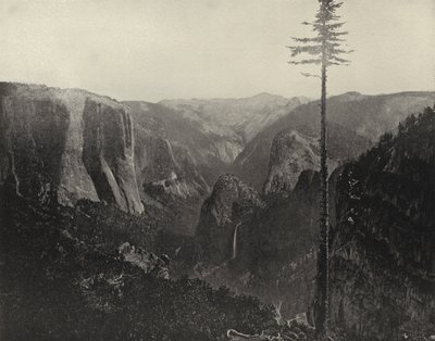 Vista geral de Yosemite Valley, Califórnia (foto a p/b) de American Photographer (after)